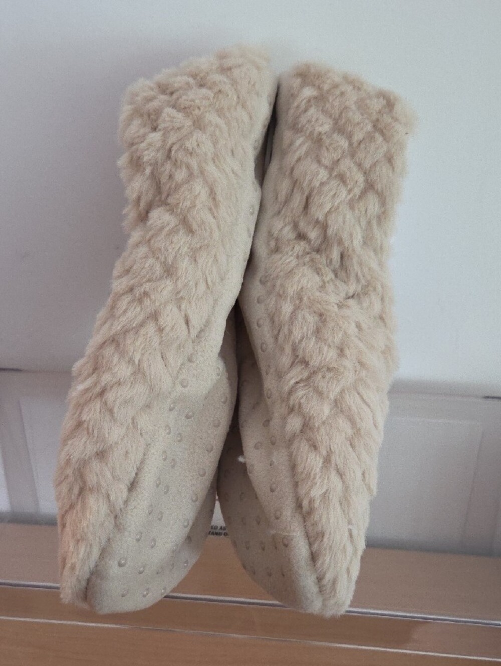 Auden Plush Faux-Fur Women's Slippers - Taupe and White..NWT size M/L - Picture 5 of 6